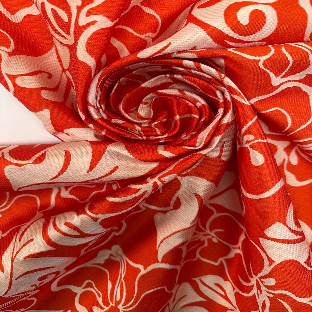 Silk jacquard – red and beige floral pattern 105 g/m